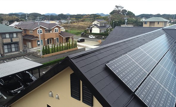 太陽光パネルのある屋根の点検
