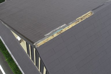 棟板金が強風で剥がれてしまった