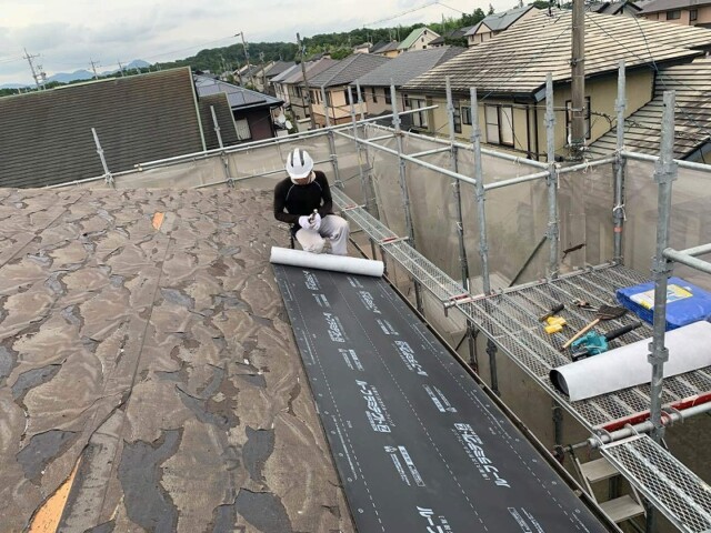 防水シート施工中