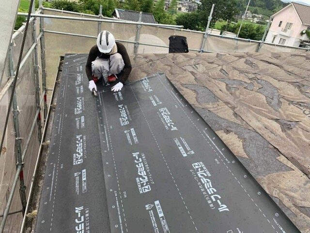 防水シート施工中
