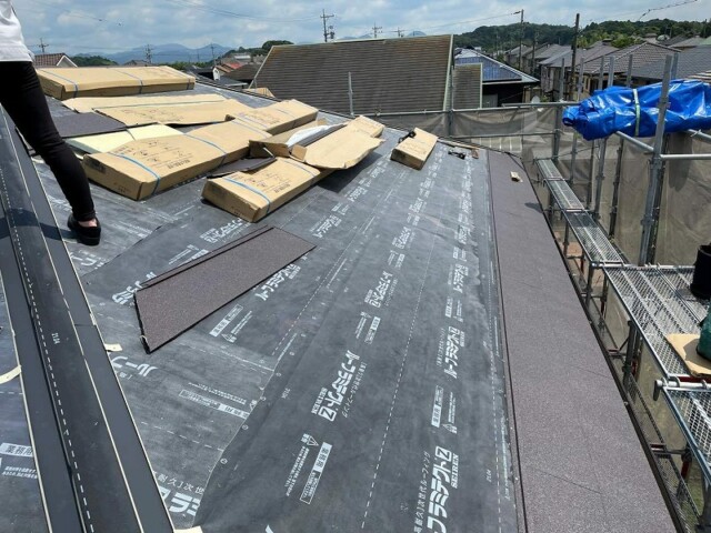 本体屋根材　施工中<br />
