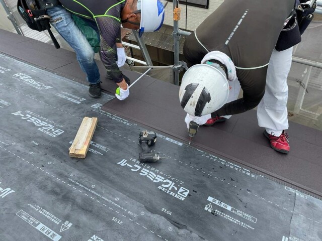 本体屋根材　施工中