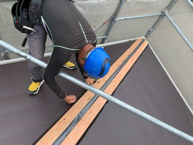 棟部　貫板　施工中<br />
屋根材と貫板の間に、面戸を貼りつけて隙間を塞いでいます。面戸は風や雨水の吹き込みや害虫の侵入を防止したり、気密性を高めます。