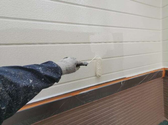 【外壁サイディング】2F下塗り塗装<br />
<br />
アクリルシリコン樹脂2液弱溶剤下塗り材です。耐候性に優れるだけでなく、柔軟性と強靭さを併せ持つので、下地の複雑な動きにも追従できます。