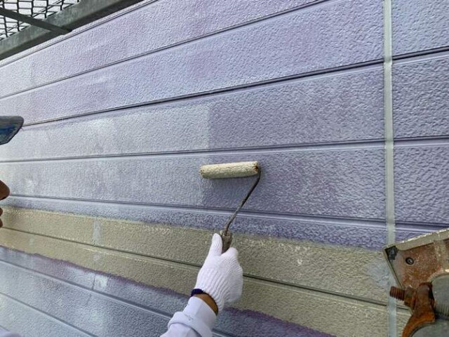 外壁サイディング<br />
（下塗り塗装）<br />
こちらにはカチオン系の下塗り材を塗装しました。<br />
非常に小さい粒子により構成された樹脂であることから、基材や旧塗膜の奥深く浸透して、アンカー効果を発揮し、接着面の強化や上塗り塗材との付着性を高めます。<br />
