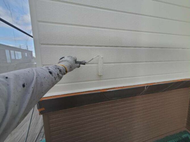 【外壁サイディング】2F上塗り塗装<br />
<br />
次に無機塗装していきます。親水性塗膜によるセルフクリーニンング、強い防カビ・防藻効果、無機成分と有機弾性成分のハイブリットにより割れにくく柔軟な塗膜を形成します。