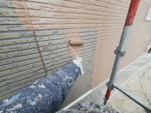 【外壁サイディング】1F下塗り塗装<br />

