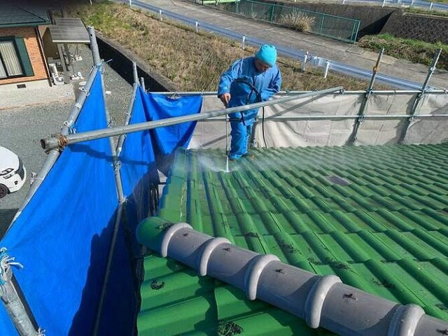 高圧洗浄中<br />
<br />
長年積もった汚れ、藻やコケ、チョーキングも完全に除去する事が目的です。<br />
汚れの積もった下地には、塗料は密着せず、剥離などの不具合発生の原因になりますので、とても重要な工程です。