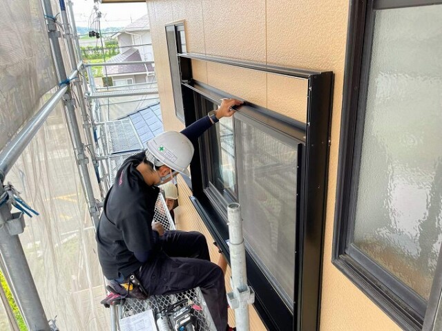 シャッター取付け<br />
（施工中）