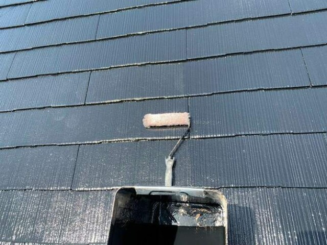 屋根カラーベスト<br />
（トップコート）<br />
最後にひと手間、無機のクリアー塗装をすることで<br />
耐ＵＶ性と耐酸性が強化され、超高耐候性が得られます。