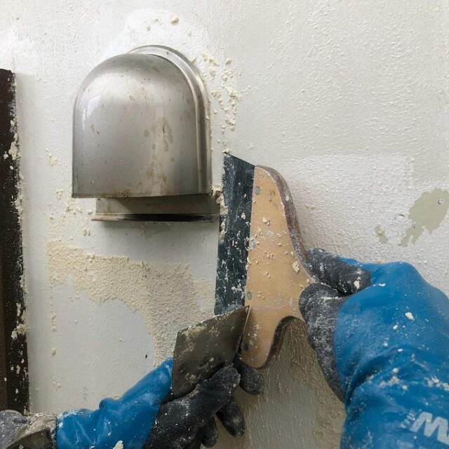 外壁下地処理<br />
（塗膜撤去）<br />
高圧洗浄で落ちきれない、外壁表面の凹凸等が有る場合、ムラなく均一な仕上がりにするためには、下地を滑らかに整える作業が必要です。