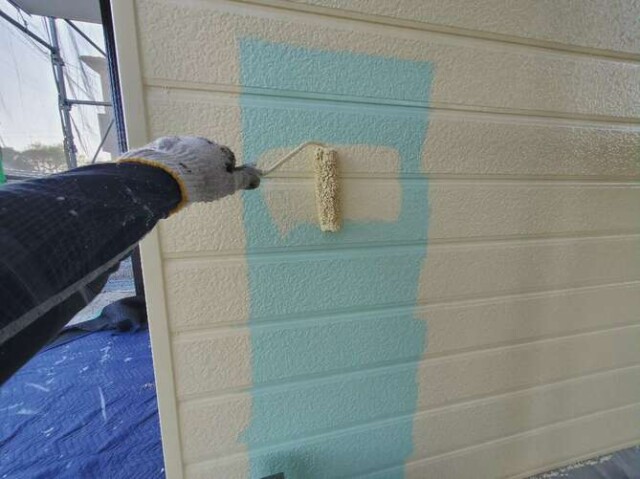 【外壁サイディング】中塗り塗装<br />
<br />
お客様にご指定いただいた塗料を刷毛とローラーを使い丁寧に塗っていきます。基本的には塗膜を保持するために、手塗り塗装を行います。<br />
こちらは、特殊処理技術を組み合わせた高級シリコンです。溶剤ですがターペン可溶性なので臭いがマイルドで、高耐候・低汚染・弾性に優れ長時間外壁を紫外線から守ります。