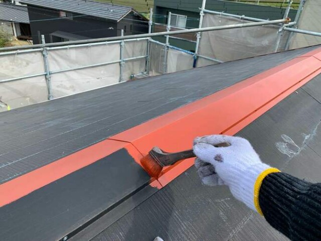 棟板金<br />
下塗り塗装<br />
（錆止め）<br />
鉄部や板金部には、サビ止め塗装を下塗りとして施します。<br />
