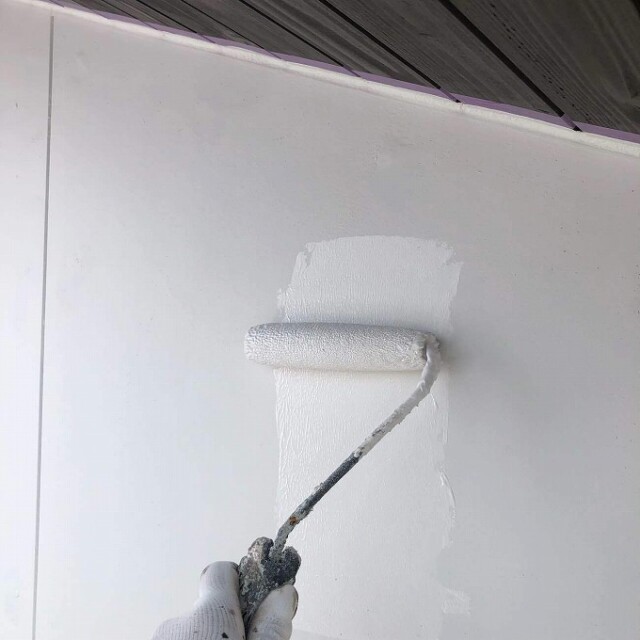外壁<br />
（上塗り塗装）<br />
より強靭な塗膜を形成して、耐候性や仕上がりを良くするため、もう一度塗装を施します。