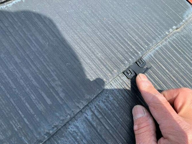 屋根カラーベスト<br />
タスペーサー挿入<br />
<br />
カラーベスト屋根の瓦と瓦の間に、適度な隙間を作るため作業です。<br />
この隙間がないと、毛細管現象により水分が上へのぼり、板と板の間へとどまって内部結露がおこり、屋根材を腐食させてしまいます。<br />
塗装した時に塗料がこの、大切な隙間を埋めてしまうのを防ぎます。