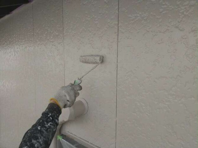 外壁（上塗り塗装）<br />
<br />
より強靭な塗膜を形成して、耐候性や仕上がりを良くするため、もう一度塗装を施します。