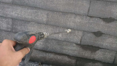 【高圧洗浄】屋根<br />
<br />
長年積もった汚れ、藻やコケ、チョーキングも完全に除去する事が目的です。<br />
汚れの積もった下地には、塗料は密着せず、剥離などの不具合発生の原因になります。