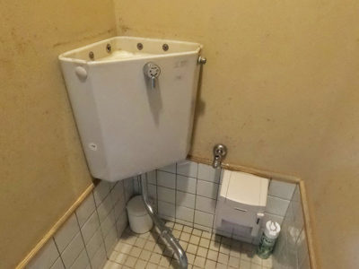 既存トイレ撤去中