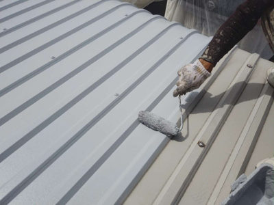 【下塗り塗装】駐輪場　屋根<br />
<br />
鉄部や板金部には、サビ止め塗装を下塗りとして施します。