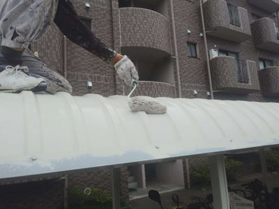 【上塗り塗装】駐輪場　屋根<br />
<br />
より強靭な塗膜を形成して、耐候性や仕上がりを良くするため、もう一度塗装を施します。