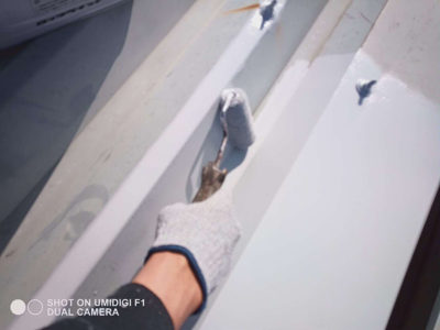 【折板屋根】下塗り塗装<br />
<br />
鉄部や板金部には、サビ止め塗装を下塗りとして施します。