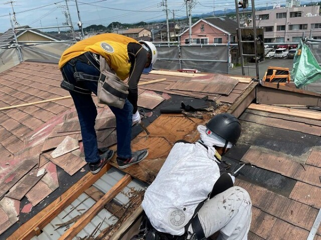 腐食した野地板　撤去中