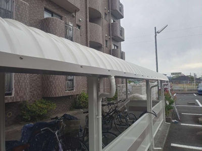 【雨樋、屋根側面】アクセント色　塗装１回目完了