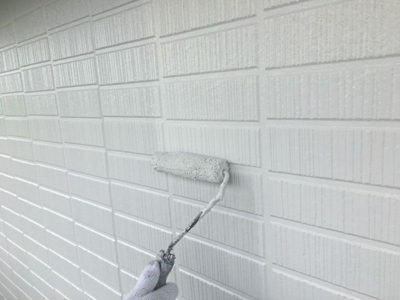 【外壁塗装】上塗り塗装<br />
<br />
より強靭な塗膜を形成して、耐候性や仕上がりを良くするため、もう一度、塗装を施します。