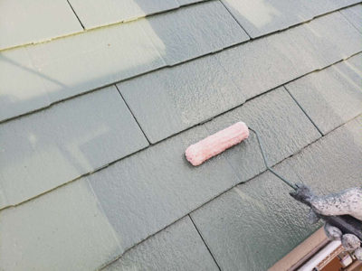 【カラーベスト屋根】無機クリアー塗装<br />
<br />
仕上げにひと手間、クリアー塗装をすることで、耐ＵＶ性と耐酸性が強化され、フッ素に勝る超高耐候性が得られます。