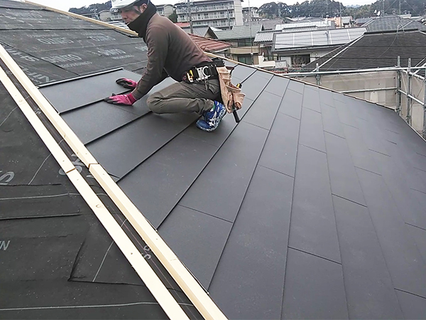 【屋根改修工事】本体屋根材　施工中<br />
<br />
水平方向の”重なり段差”が出ない接合方法で、屋根を美しく仕上がります。