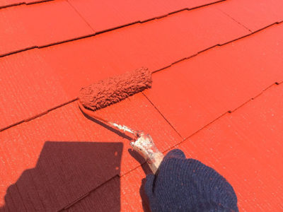 【物置き屋根】上塗り塗装<br />
<br />
より強靭な塗膜を形成して、耐候性や仕上がりを良くするため、もう一度、塗装を施します。