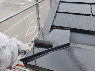 【屋根笠木】上塗り塗装<br />
<br />
より強靭な塗膜を形成して、耐候性や仕上がりを良くするため、もう一度塗装を施します。