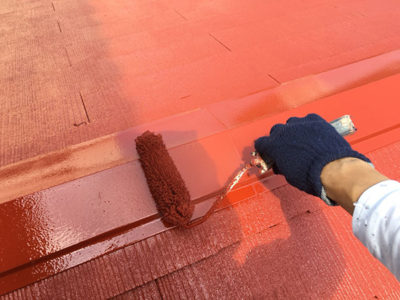 【物置き屋根】棟板金　上塗り塗装<br />
<br />
こちらも、より強靭な塗膜を形成して、耐候性や仕上がりを良くするため、もう一度塗装を施します。