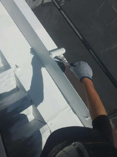 【折板屋根笠木】下塗り塗装<br />
<br />
同様に鉄部や板金部には、サビ止め塗装を下塗りとして施します。