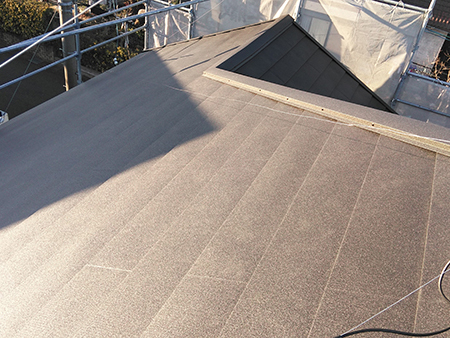 【屋根改修工事】施工完了<br />
<br />
こちらの屋根材は、<br />
表面の遮熱塗膜で赤外線を反射し、屋根裏の温度上昇を抑制します。また、裏面には9mm厚のノンフロン硬質ウレタンフォームが吹き付けられており防音効果も抜群です。