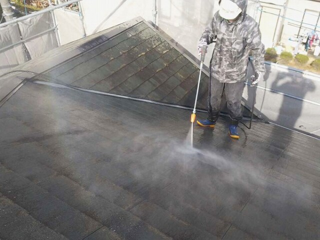 【高圧洗浄中】屋根<br />
<br />
長年積もった汚れ、藻やコケなど完全に除去します。