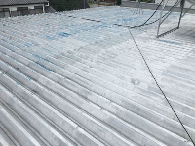 【高圧洗浄　完了】折板屋根<br />
見違える程キレイになりました。