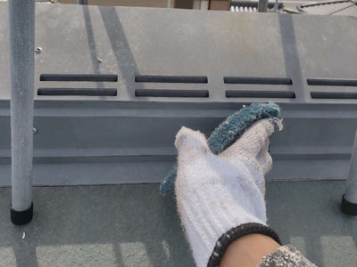 【屋根　棟板金】ケレン作業<br />
<br />
旧塗膜やサビを落としたり、塗装面を平滑でキレイにする作業です。<br />
加えて表面にキズを付けること（目荒らしという作業）で、塗料の密着を良くし、仕上がりの寿命を延ばすという大事な工程です。<br />
板金部はサビが無くても必ず行います。