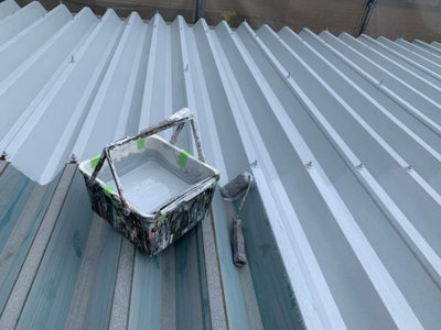 【折板屋根】サビ止め塗装<br />
<br />
鉄部や板金部には、サビ止め塗装を下塗りとして施します。