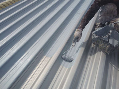 【屋根アルミメッキ鋼板】下塗り塗装<br />
<br />
鉄部や板金部には、サビ止め塗装を下塗りとして施します。