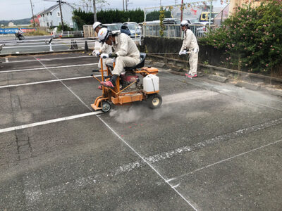 【施工中】駐車場（大）<br />
<br />
駐車スペースの使い方を変更する為、既存ラインを抹消（削り取り）しています。