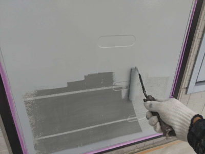 【玄関ドア】下塗り塗装<br />
<br />
鉄部や板金部には、サビ止め塗装を下塗りとして施します。