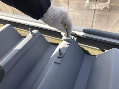 【折板屋根】ボルトキャップ<br />
<br />
ボルトのサビ発生や腐食を防ぐため、既存部にサビ止め処理を施した後、キャップをかぶせます。