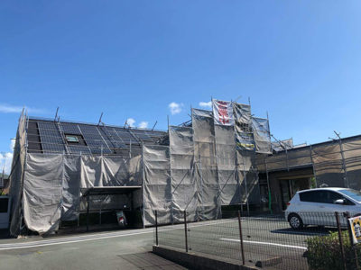 【足場架設】<br />
<br />
近隣にご迷惑が掛らないように、慎重に足場を架設していきます。<br />
工事用養生ネットは、塗料飛散や高圧洗浄時の汚れ飛散には必ず必要な養生です。