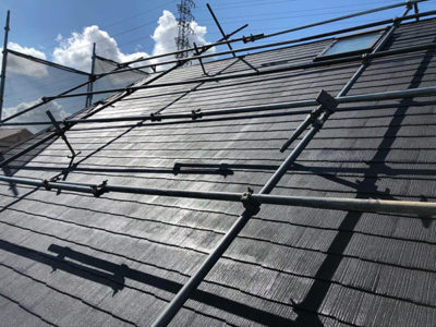 【屋根足場　架設】<br />
<br />
急勾配の屋根を塗装する際「屋根足場」を架設します。屋根の上は想像以上に風の影響を受けるため、足元を安定させ正確な施工を、安全に進める為に必要です。