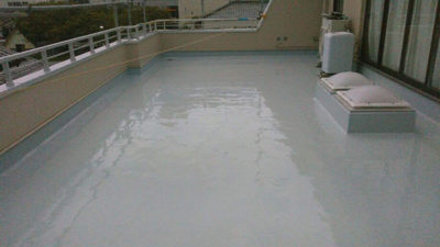 【屋上シート防水】ウレタン塗膜防水　　上塗り塗装２回目　完了