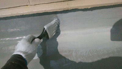 【屋上シート防水】ウレタン塗膜防水　　上塗り塗装２回目　立上り部分