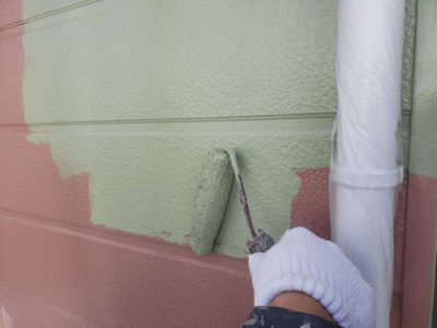 外壁サイディング】中塗り塗装<br />
<br />
こちらには抜群のコストパフォーマンスで人気のシリコン塗装を施します。