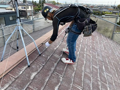 磐田市Y様邸にて、《屋根カバー工事》が始まりました。