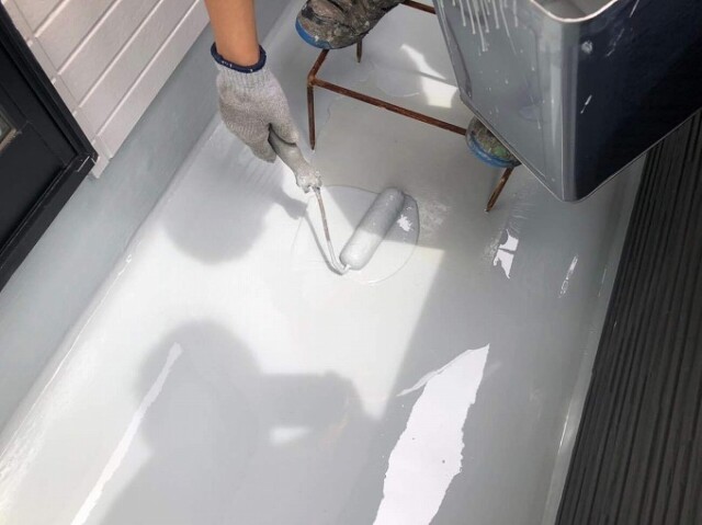 ウレタン塗膜防水<br />
１回目　平場<br />
<br />
規定の塗膜厚を形成して、仕上がりを良くするため、さらにウレタン防水塗装を施します。<br />
